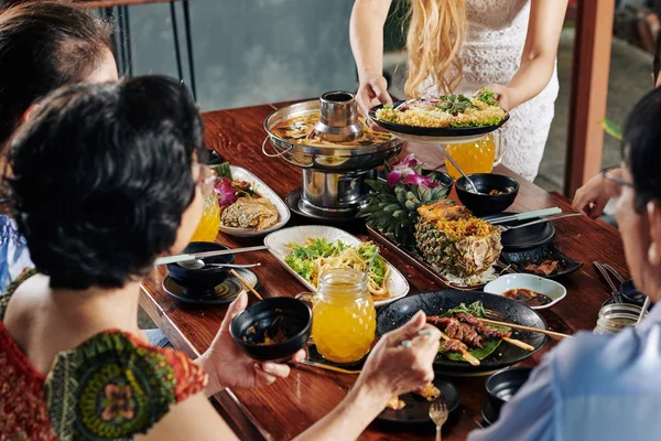 Immagine Tagliata Famiglia Grande Che Mangia Cibo Saporito Cucina Nazionale — Foto Stock