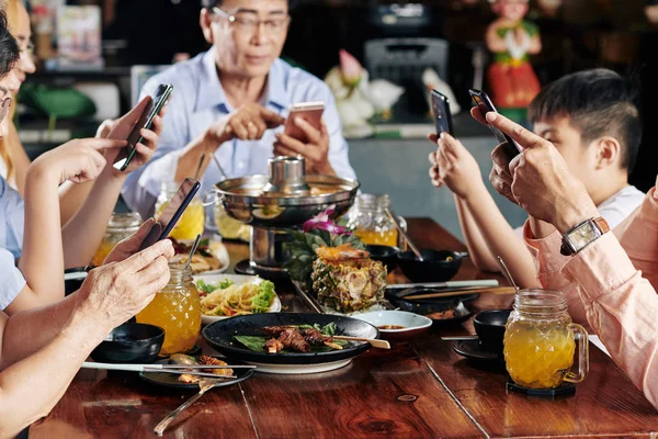 Miembros Familia Con Teléfonos Inteligentes Pasan Tiempo Las Redes Sociales — Foto de Stock
