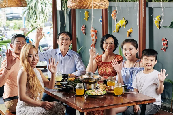 Felice Grande Famiglia Vietnamita Seduto Tavola Con Cibo Tradizionale Asiatico — Foto Stock