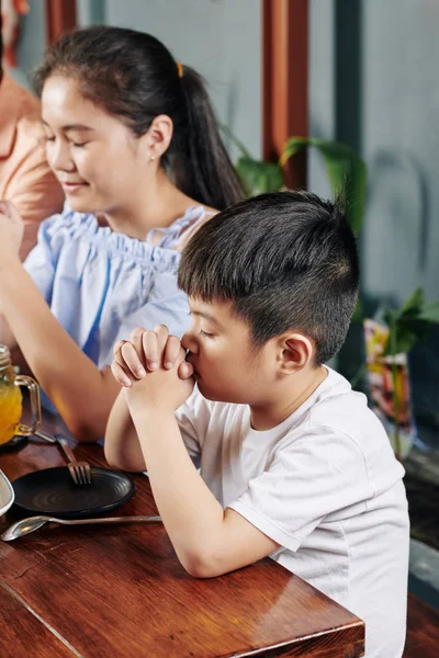 Adorable Little Asian Boy His Preteen Sister Praying Having Meal — Stok fotoğraf