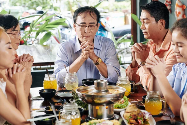 Senior Vietnamese Head Family Closing Eyes Praying Dinner Table Relatives — 图库照片
