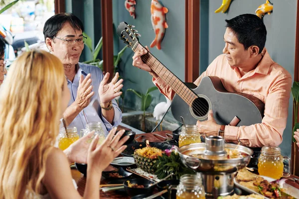 Gruppo Vietnamiti Che Applaudono Loro Amico Suonando Chitarra Cantando Cena — Foto Stock