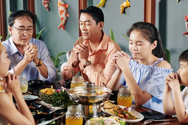 Vietnamští Rodinní Příslušníci Zavírající Oči Při Modlitbě Před Večeří Doma — Stock fotografie