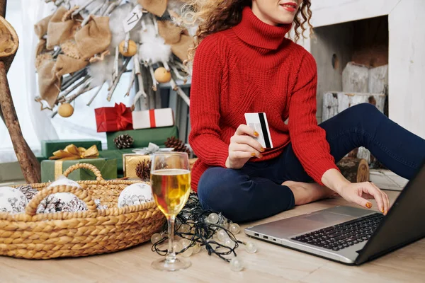Abgeschnittenes Bild Einer Jungen Frau Die Mit Kreditkarte Online Weihnachtsgeschenke — Stockfoto