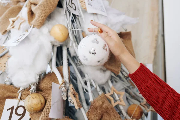 Manos Mujer Joven Colgando Bolas Esponjosas Blancas Árbol Navidad Casa — Foto de Stock