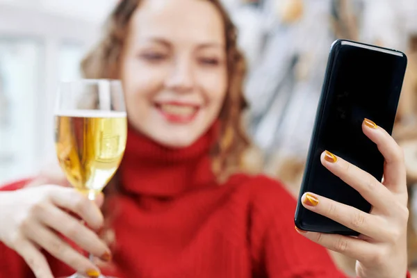Smartphone Mano Mujer Humeante Beber Vino Víspera Navidad Enfoque Selectivo —  Fotos de Stock