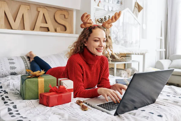 Mujer Joven Feliz Cuernos Reno Acostado Cama Con Regalos Navidad — Foto de Stock