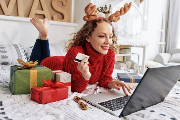 Schöne Junge Kaukasische Frau Kauft Online Weihnachtsgeschenke Für Ihre Freunde — Stockfoto