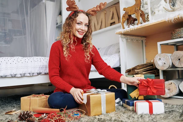 Schöne Positive Junge Frau Verpackt Geschenke Für Weihnachtsgeschenke — Stockfoto