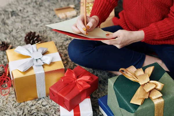 Image Recadrée Jeune Femme Écrivant Une Liste Cadeaux Pour Les — Photo