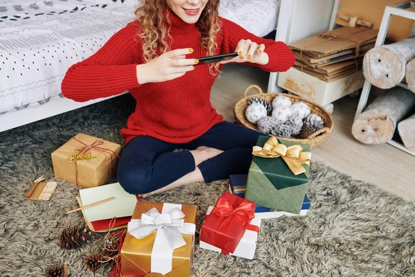 Abgeschnittenes Bild Positiver Junger Frau Die Verpackte Neujahrsgeschenke Für Ihre — Stockfoto