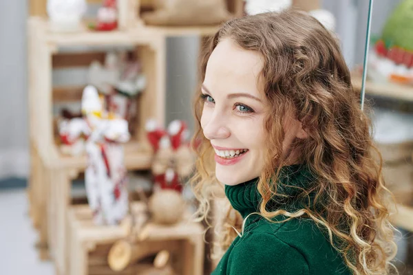 Portrait Jeune Jolie Femme Bouclée Avec Beau Sourire Blanc — Photo