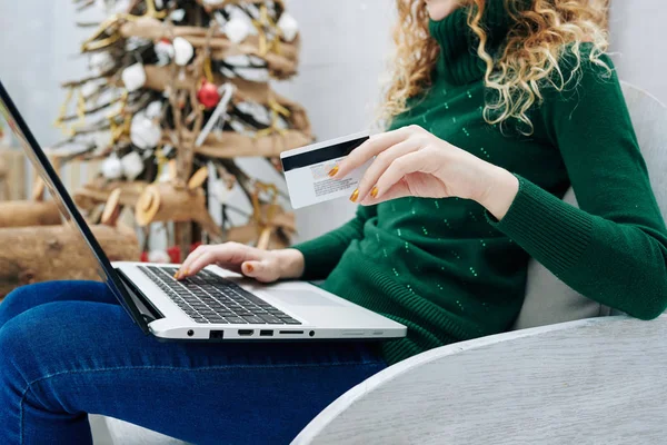 Imagen Recortada Mujer Joven Usando Tarjeta Crédito Para Compras Línea — Foto de Stock