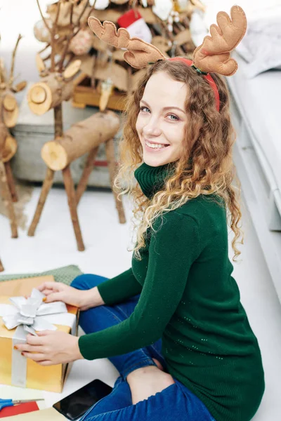 Очаровательная Женщина Зеленом Шерстяном Свитере Упаковывает Подарки Рождество — стоковое фото