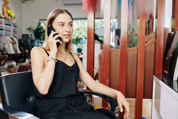 Beautiful Young Caucasian Woman Sitting Chair Hair Salon Talking Phone — Stock Photo, Image
