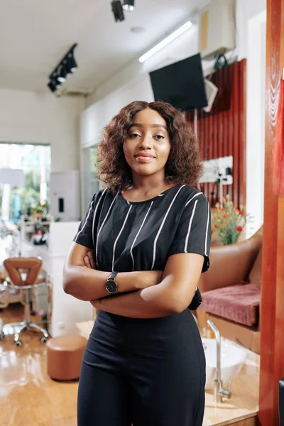 Portrait Joli Coiffeur Souriant Debout Dans Salon Beauté Avec Les — Photo