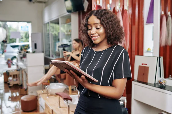 Gerente Salón Belleza Positivo Comprobar Aplicación Reserva Tableta Digital Leer — Foto de Stock