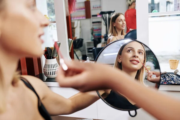 Genç Güzel Bir Kadının Güzellik Salonunda Doğal Makyajının Yapılmasından Zevk — Stok fotoğraf