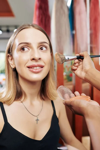 Mooie Jonge Vrouw Genieten Van Het Hebben Van Haar Make — Stockfoto