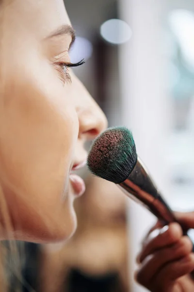 Imagen Cerca Joven Hermosa Mujer Caucásica Teniendo Maquillaje Hecho Salón — Foto de Stock