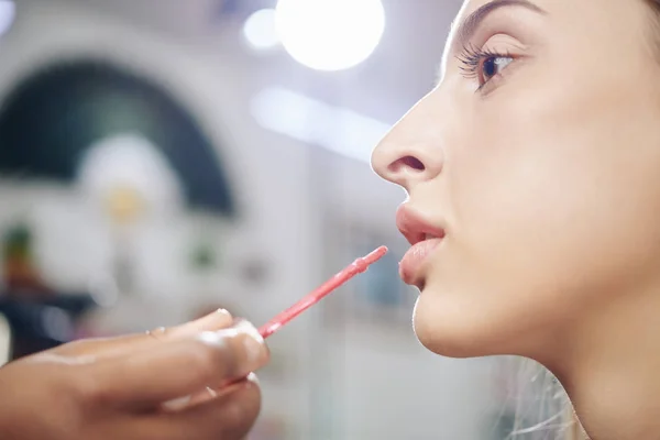 Close Image Make Artist Applying Liquid Lipstick Beautiful Model — 스톡 사진