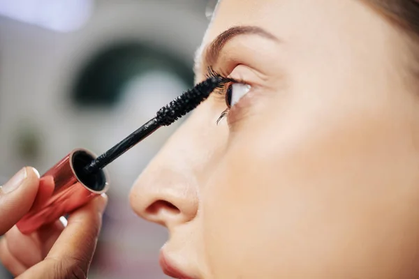 Immagine Ravvicinata Del Make Artist Che Applica Mascara Nero Voluminoso — Foto Stock