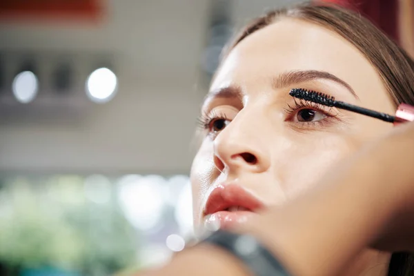 Aantrekkelijke Jonge Blanke Vrouw Met Volumineuze Mascara Toegepast Schoonheidssalon — Stockfoto