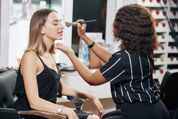 Professionele Make Kunstenaar Aanbrengen Afwerking Losse Gezicht Poeder Met Pluizige — Stockfoto