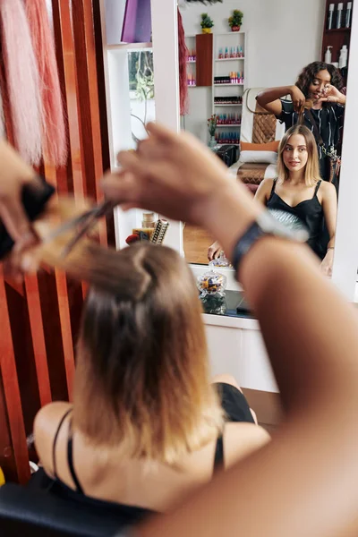 Jolie Jeune Femme Caucasienne Assise Devant Miroir Faire Couper Les — Photo