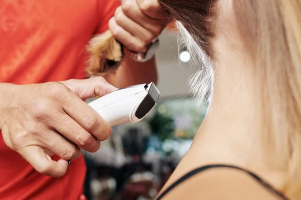Saç Kesen Kuaförün Yakın Plan Resmi Kadın Müşterinin Ensesinde Elektrikli — Stok fotoğraf