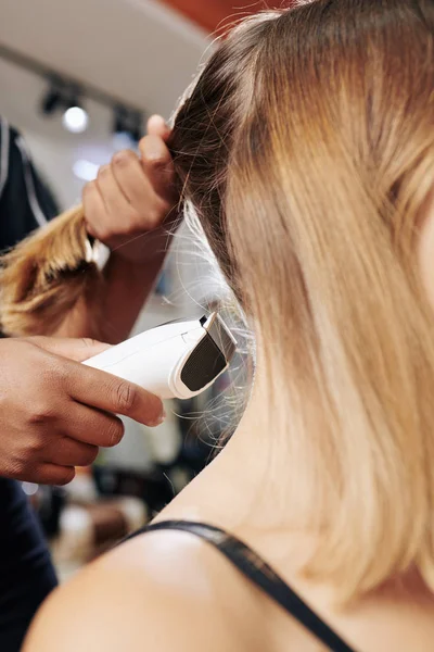 Image Recadrée Styliste Faisant Coupe Cheveux Pour Cliente Avec Rasoir — Photo