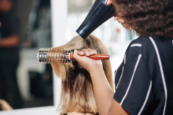 Estilista Profesional Cepillado Secado Pelo Cliente Femenino Vista Desde Parte — Foto de Stock