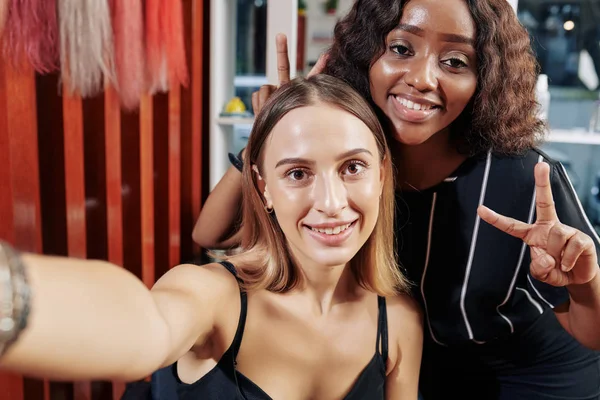 Bela Sorridente Jovem Mulher Tomando Selfie Com Seu Artista Maquiagem — Fotografia de Stock