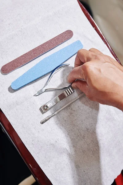 Manurist Biorąc Zdezynfekowane Profesjonalne Narzędzia Manicure Układanie Serwetce Papierowej — Zdjęcie stockowe