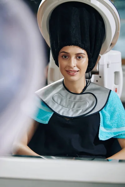 Bella Giovane Donna Che Riceve Trattamento Dei Capelli Quando Siede — Foto Stock