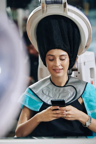 Sorrindo Jovem Mulher Mensagens Texto Amigos Verificar Mídias Sociais Receber — Fotografia de Stock