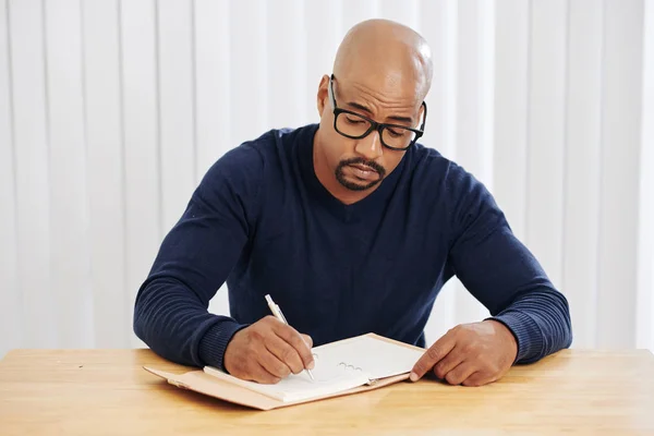 Empresario Raza Mixta Frunciendo Ceño Escribiendo Pensamientos Ideas Negocios Planificador — Foto de Stock