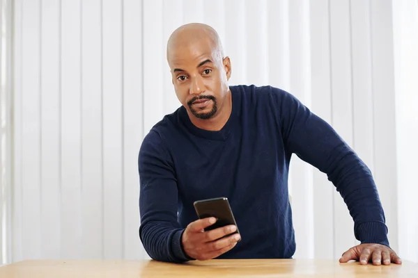 Bonito Homem Apto Enviar Mensagens Texto Para Amigos Colegas Negócios — Fotografia de Stock