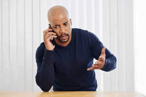 Frowning Imprenditore Infelice Parlando Telefono Discutendo Con Partner Commerciale — Foto Stock
