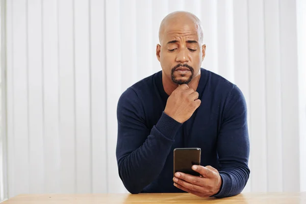Homem Pensativo Percorrendo Mídias Sociais Seu Smartphone Lendo Notícias — Fotografia de Stock