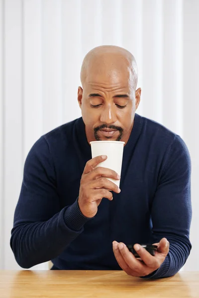 Portret Van Knappe Man Met Cirkelbaard Drinkbeker Cappuccino Aan Tafel — Stockfoto
