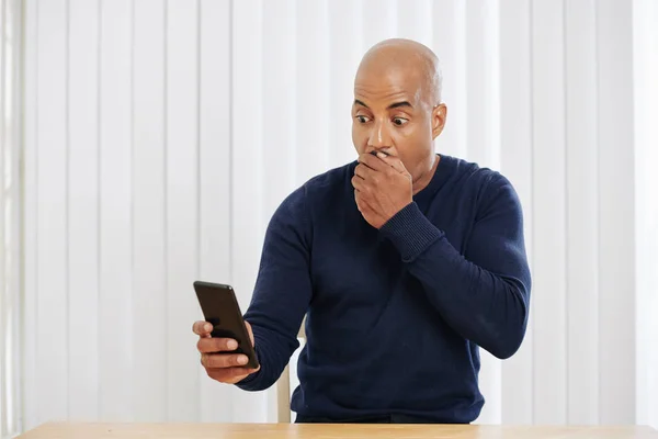 Handsome Amazed Fit Man Covering Mouth Hand Reading Message Shocking — Stock Photo, Image