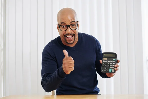 Retrato Del Hombre Feliz Excitado Sosteniendo Calculadora Mostrando Los Pulgares — Foto de Stock