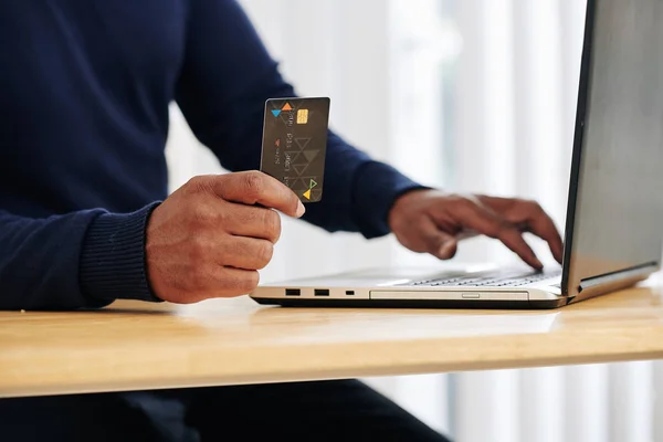 Närbild Mannen Betalar Med Kreditkort När Handlar Online Laptop — Stockfoto