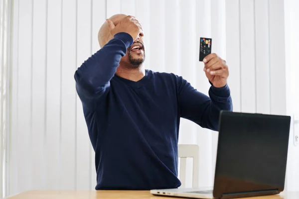 中年男子在意识到自己的信用卡被冻结时 做鬼脸 — 图库照片
