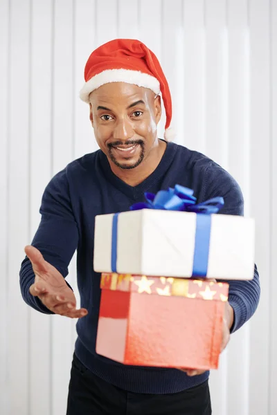 Homem Raça Mista Positivo Chapéu Papai Noel Segurando Presentes Natal — Fotografia de Stock