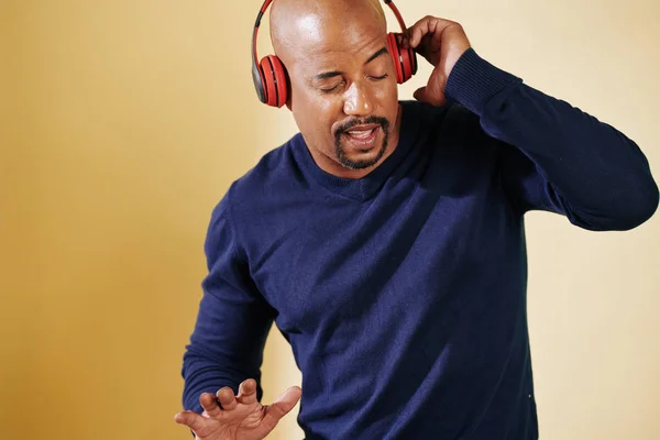 Hombre Positivo Auriculares Escuchando Música Favorita Bailando —  Fotos de Stock