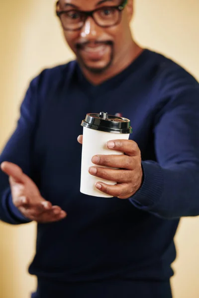 Alegre Hombre Negro Dando Taza Desechable Con Café Caliente Enfoque — Foto de Stock