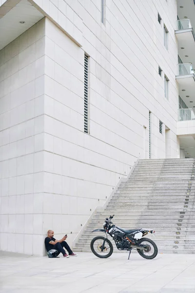 Man Sitting Ground His Apartment Building Riding Motorcycle Texting Friends — Stock Photo, Image