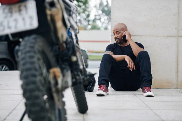 Hombre Guapo Raza Mixta Sentado Suelo Llamando Mecánico Como Motocicleta —  Fotos de Stock